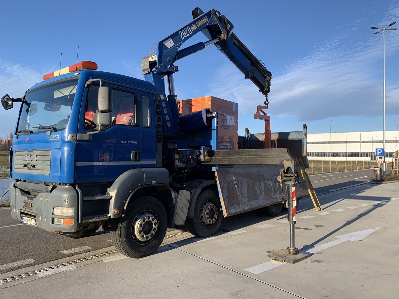 Doprava materiálov hydraulickou rukou